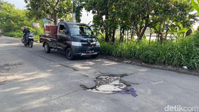Penampakan jalan rusak di Jalan Majalaya-Rancaekek
