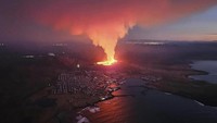 Sebanyak 60 keluarga atau 10% dari populasi kota tersebut telah dievakuasi. Tetapi, masih banyak warga yang belum kembali setelah letusan bulan lalu. Icelandic Civil Protection via AP.