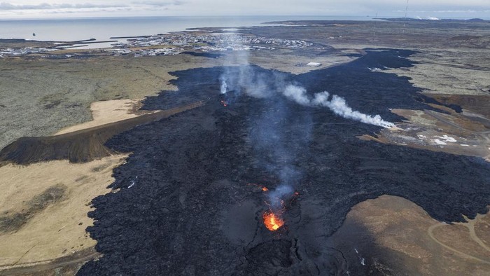Penampakan Rumah-rumah di Islandia Dilalap Lahar Gunung Berapi An aerial view of the lava field with inactive southern fissure next to the town of Grindavik, Iceland, Monday, Jan. 15, 2024. Iceland's president says the country is battling