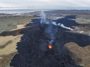 Penampakan Rumah-rumah di Islandia Dilalap Lahar Gunung Berapi