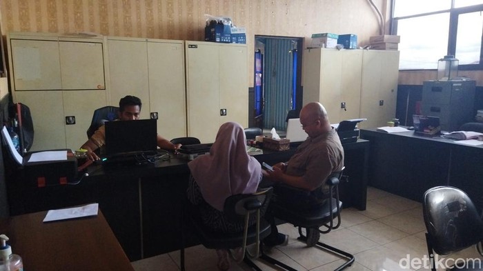 Para pelopor dugaan pencabulan mendatangi Polres Klaten Selasa (16/1/2024).