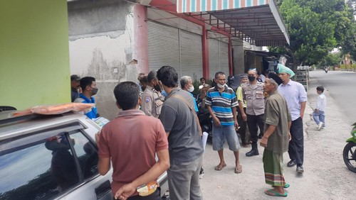 Pria paruh baya ditemukan meninggal dunia di rumahnya dalam kondisi membusuk. Foto: Humas Polres Lombok Timur.