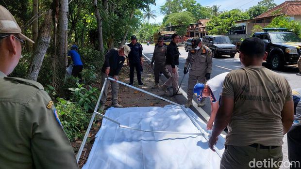 Tim gabungan menertibkan APK yang membahayakan pengguna jalan di Kulon Progo, Daerah Istimewa Yogyakarta (DIY), Selasa (16/1/2024).