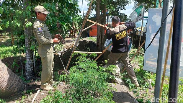 Tim gabungan menertibkan APK yang membahayakan pengguna jalan di Kulon Progo, Daerah Istimewa Yogyakarta (DIY), Selasa (16/1/2024).