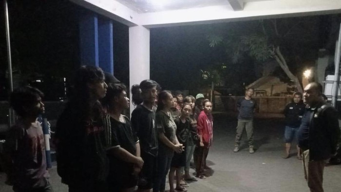Pengamen dan anak punk di Gresik diamankan Satpol PP karena pesta miras di Bandar Grisse