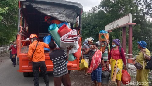 Pengungsi Gunung Lewotobi Laki-laki dipindahkan.
