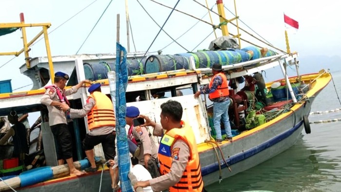 Perahu asal Probolinggo diamankan di perairan Situbondo
