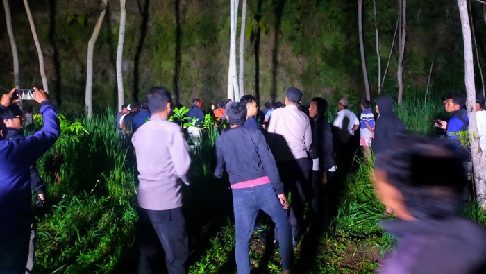 Evakuasi Lansia terjun ke jurang di Desa Tegalmulyo, Kecamatan Kemalang, Klaten Selasa (16/1/2024).