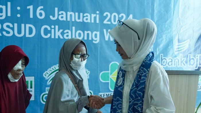 Pertiwi Indonesia Jawa Barat menggelar operasi katarak gratis.