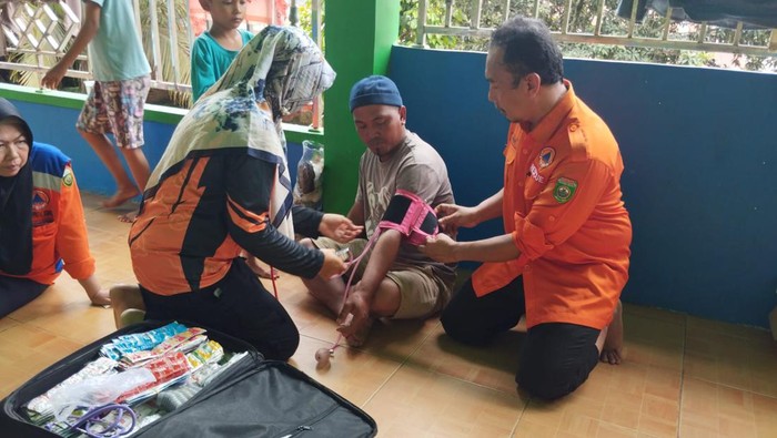 Petugas BPBD Sumsel memberikan penanganan medis ke korban banjir di Muratara.