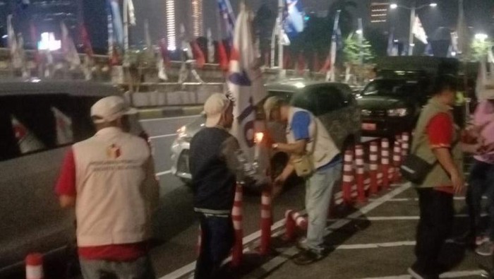 Petugas gabungan menyisir jalan HOS Cokroaminoto di kawasan HR Rasuna Said hingga Menteng, Jakarta, Minggu (14/1/2024) (ANTARA/HO-Kesbangpol Jaksel)