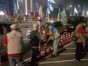Bendera Parpol di Stick Cone Jalur Sepeda Flyover Rasuna Said Jaksel Dicopot