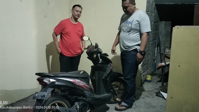 Petugas saat membawa motor yang ditinggal pemiliknya selama dua pekan ke Polsek Kasihan, Bantul.