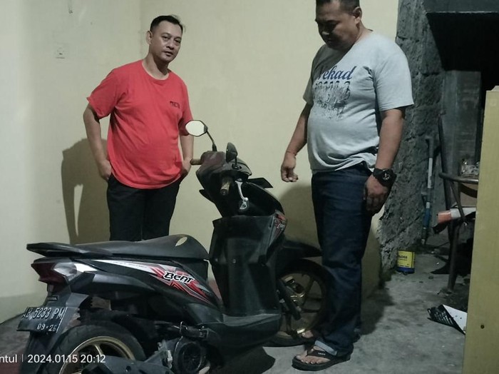 Petugas saat membawa motor yang ditinggal pemiliknya selama dua pekan ke Polsek Kasihan, Bantul.