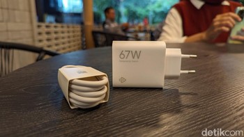 Poco membekali ponsel ini dengan charger 67W di kemasan penjualannya. Foto: Virgina Maulita Putri/detikINET