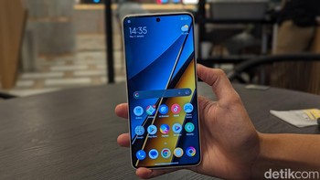 Tampilan layarnya yang memiliki bezel super tipis di sisi kiri dan kanannya. Di bagian atas disematkan punch hole untuk kamera depan. Foto: Virgina Maulita Putri/detikINET