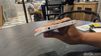 Di bagian atas terdapat speaker dan headphone jack 3,5mm, fitur yang jarang ditemukan belakangan ini. Foto: Virgina Maulita Putri/detikINET