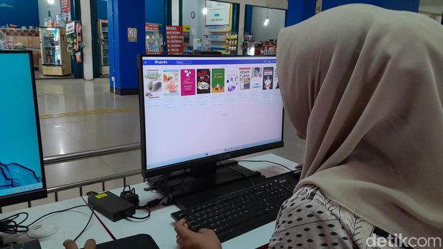 Pojok Baca Digital di Terminal Tirtonadi yang bisa diakses para pengunjung sambil menunggu bus, Senin (15/1/2024).