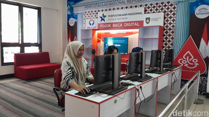 Pojok Baca Digital di Terminal Tirtonadi yang bisa diakses para pengunjung sambil menunggu bus, Senin (15/1/2024).