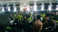 Petugas Satlantas Polrestabes Surabaya melakukan pendataan kendaraan bermotor milik pesilat yang tidak sesuai standart.