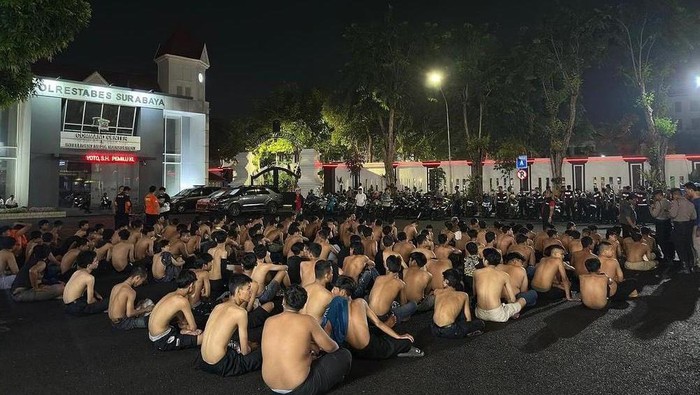 Polisi amankan ratusan pesilat saat konvoi di Bundaran Waru Surabaya Polisi amankan ratusan pesilat saat konvoi di Bundaran Waru Surabaya pada Selasa (16/1/2024).