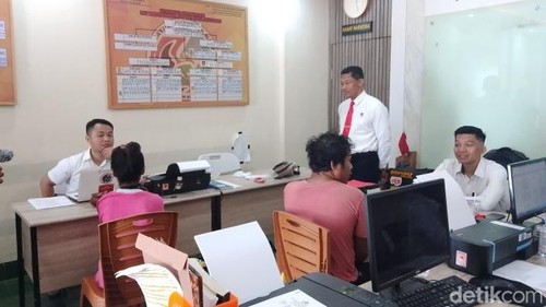 Polisi menangkap dua orang yang menjual sabu di hotel di Mataram.