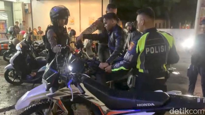 Polisi mengamankan motor yang hendak balapan liar di Makassar.