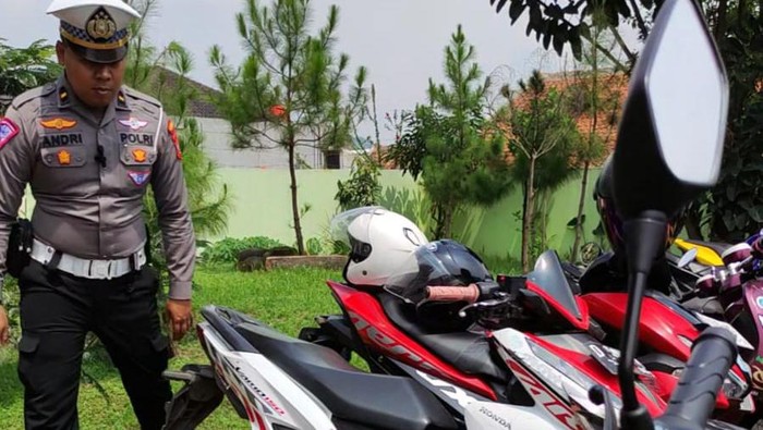 Polisi saat mendatangi sekolahan di Cimahi untuk mengecek motor knalpot brong