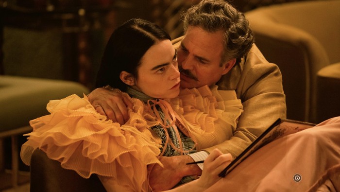 Cuplikan adegan Emma Stone dan Mark Ruffalo di Poor Things.