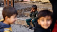 Tatapan pilu seorang anak di pengungsian Rafah.  