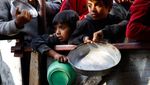 Potret Pilu Anak-anak Gaza Antre Makanan