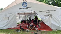 Masyarakat yang dievakuasi dari rumahnya akibat letusan Gunung Lewotobi Laki-Laki beristirahat di tempat penampungan sementara di Flores Timur, Senin (15/1/2024). Sebanyak 9 desa di tiga kecamatan di sana terdampak. Warga terpaksa mengungsi.