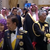 Dalam acara itu, pengantin baru didampingi oleh orang tua Pangeran Mateen, Sultan Brunei Hassanal Bolkiah dan Mariam Abdul Aziz. Foto: Dok. Borneo Bulletin/RTB