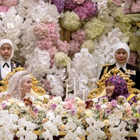 Anisha Rosnah duduk di sebelah ibu mertua yang sudah lama bercerai dengan Sultan Hassanal Bolkiah. Foto: Dok. Borneo Bulletin/RTB