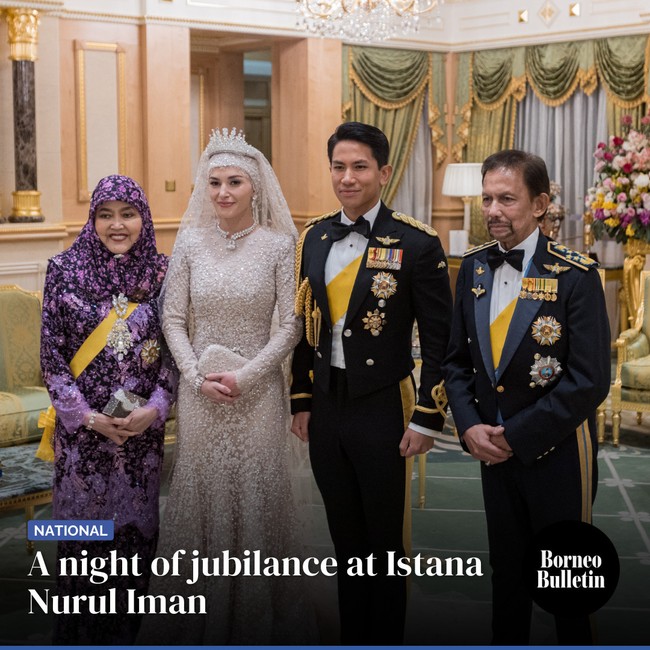 Pangeran Mateen terlihat tampan dengan setelan militer dan Anisha Rosnah menawan dengan gaun pengantin putih berhiaskan manik gemerlapan juga mahkota. Foto: Dok. Borneo Bulletin/RTB