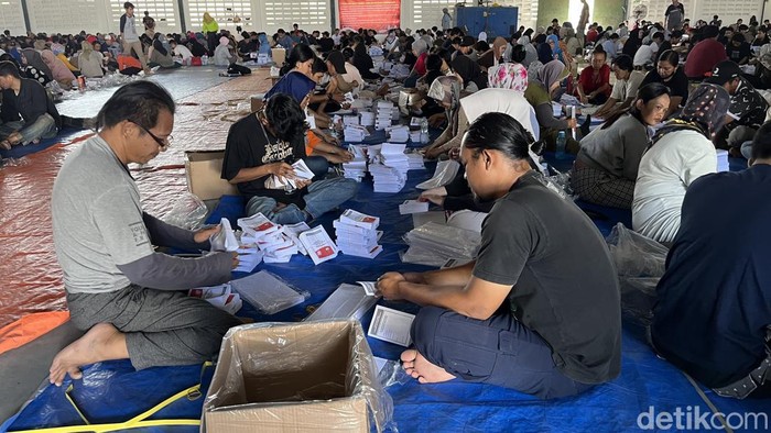 Proses sortir dan lipat surat suara.