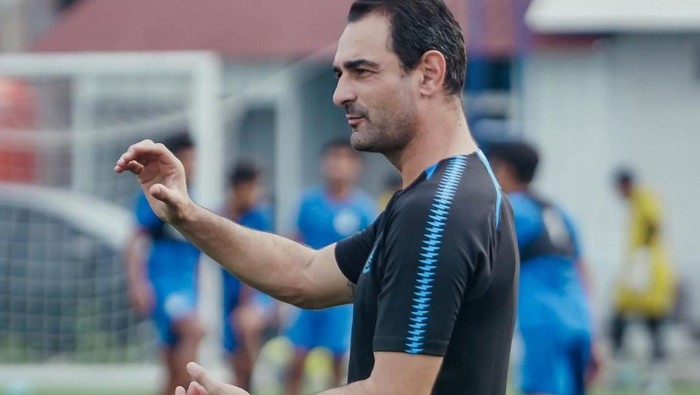 Pelatih PSIS Gilbert Agius saat memimpin latihan Septian David Maulana. Foto diunggah Selasa (16/1/2024).