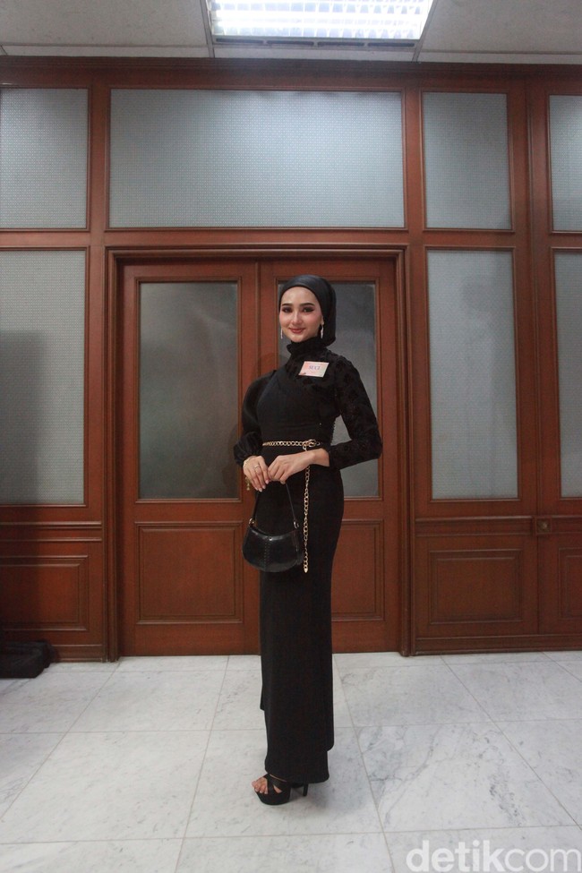 Pada Audisi Nasional I, panitia PPI 2024 telah menerima 100 peserta dari berbagai provinsi. Para peserta audisi nasional ini akan melewati beberapa tahapan seperti seleksi berkas dan persyaratan lain yang telah ditetapkan. Pada hari kedua, peserta yang berhasil diseleksi tahap pertama akan mengikuti sesi penjurian. Mereka akan menjalani berbagai tes kemampuan seperti tingkat kecerdasan, pengetahuan umum, bahasa Inggris, hingga unjuk talenta. Dewan Juri audisi Puteri Indonesia 2024 terdiri dari Putri Kus Wisnu Wardani, Kusuma Dewi, Kusuma Ida Anjani, dan Mega Angkasa. Foto: Chelsea Olivia Daffa