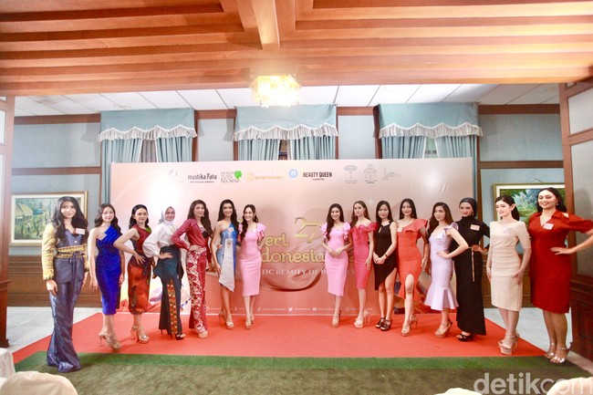 Pemenangnya nanti tetap akan dikirim ke Miss International, Miss Supranational, dan Miss Charm 2024. Setiap tahun kita menyesuaikan dengan Yayasan Puteri Indonesia supaya tujuannya tercapai yang value yang sama wanita muda maju di jalur yang sesuai supaya menjadi pijakan mereka untuk maju ke depan dan inspirasi untuk teman temannya juga, ucap Putri. Foto: Chelsea Olivia Daffa.
