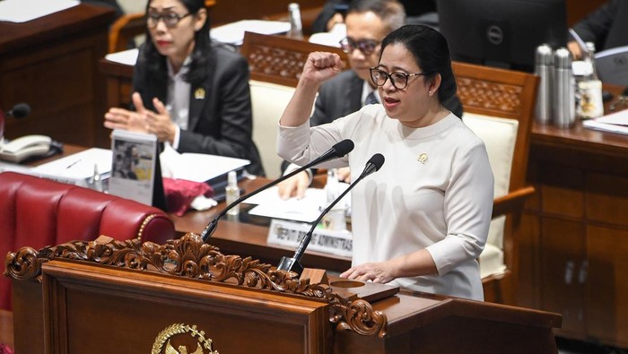 Sejumlah anggota DPR mengikuti rapat paripurna pembukaan masa persidangan III tahun 2023-2024 di kompleks Parlemen, Senayan, Jakarta, Selasa (16/1/2024). Rapat yang dihadiri 237 orang dari total 575 anggota tersebut digelar setelah masa reses DPR pada 6 Desember 2023 dan menjadi pembuka masa sidang III yang akan berlangsung selama tiga pekan hingga 7 Februari 2024 atau sepekan menjelang Pemilu 2024. ANTARA FOTO/Aditya Pradana Putra/wpa.