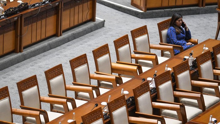 Sejumlah anggota DPR mengikuti rapat paripurna pembukaan masa persidangan III tahun 2023-2024 di kompleks Parlemen, Senayan, Jakarta, Selasa (16/1/2024). Rapat yang dihadiri 237 orang dari total 575 anggota tersebut digelar setelah masa reses DPR pada 6 Desember 2023 dan menjadi pembuka masa sidang III yang akan berlangsung selama tiga pekan hingga 7 Februari 2024 atau sepekan menjelang Pemilu 2024. ANTARA FOTO/Aditya Pradana Putra/wpa.