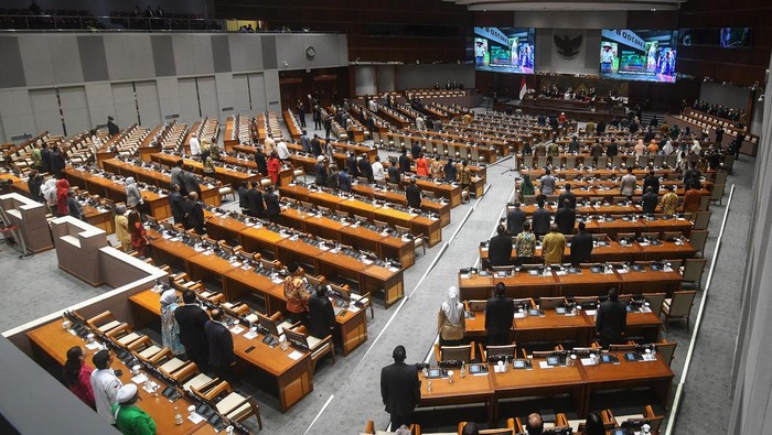 Sejumlah anggota DPR mengikuti rapat paripurna pembukaan masa persidangan III tahun 2023-2024 di kompleks Parlemen, Senayan, Jakarta, Selasa (16/1/2024). Rapat yang dihadiri 237 orang dari total 575 anggota tersebut digelar setelah masa reses DPR pada 6 Desember 2023 dan menjadi pembuka masa sidang III yang akan berlangsung selama tiga pekan hingga 7 Februari 2024 atau sepekan menjelang Pemilu 2024. ANTARA FOTO/Aditya Pradana Putra/wpa.