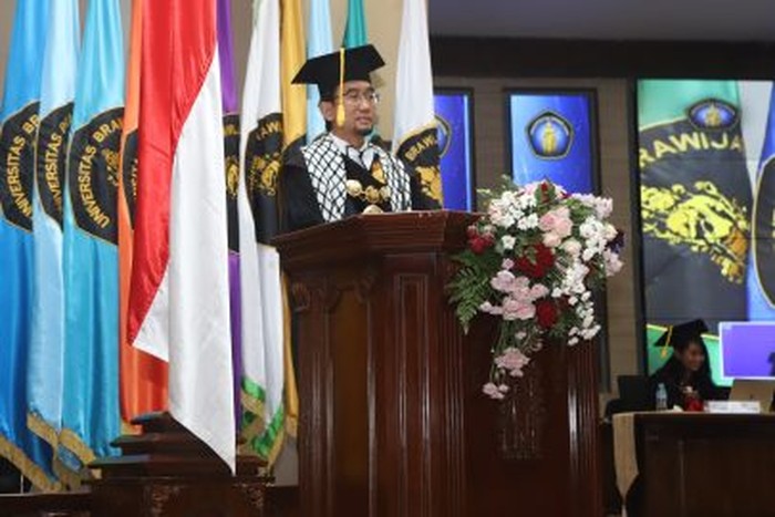 Rektor UB Lantik Wisudawan dengan Mengenakan Syal Berlambang Palestina