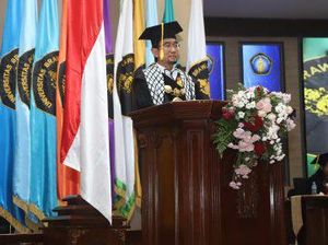 Rektor UB Lantik Wisudawan dengan Mengenakan Syal Berlambang Palestina