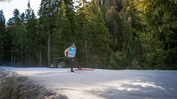 Davos di Swiss adalah salah satu dari beberapa resor ski yang mengoperasikan program penimbunan salju.