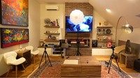 Rumah mewah tiga lantai ini juga memiliki ruang musik yang menjadi area favorit BCL. Ruangan ini ia dedikasikan untuk berbagai kegiatan yang berhubungan dengan musik, mulai dari demo rekaman, karaoke, hingga membuat lagu baru. Foto: YouTube Taulany TV