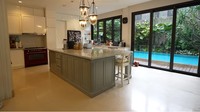BCL mengaku sangat menyukai kegiatan memasak. Menurut pengakuannya, ia suka memasak rendang dan kue. Nah, karena itu, ia memasang kitchen island yang sangat besar di tengah dapurnya. Foto: YouTube Taulany TV