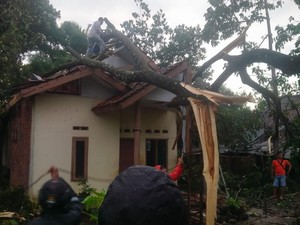 Amukan Puting Beliung Rusak 20 Rumah di Tasikmalaya