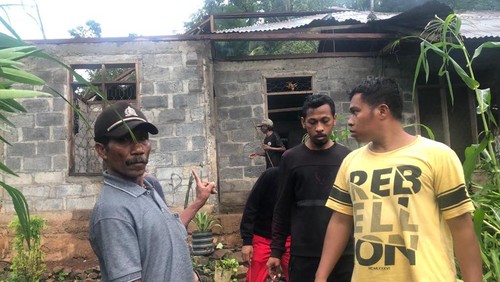 Salah satu rumah warga rusak diterjang angin puting beliung di Desa Wue, Kecamatan Wolomeze, Kabupaten Ngada, Nusa Tenggara Timur (NTT). (Foto: BPBD Kabupaten Ngada)