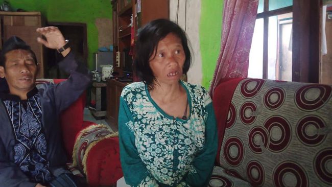 Satpol PP Bogor dan kades memastikan wanita pengemis yang viral joget dan nyanyi 'Aa kasihan Aa' bukan korban KDRT. Ini faktanya. (dok Istimewa)